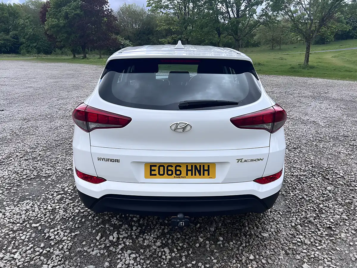 Used 2016 Hyundai Tucson S White - Interior and Exterior details 5