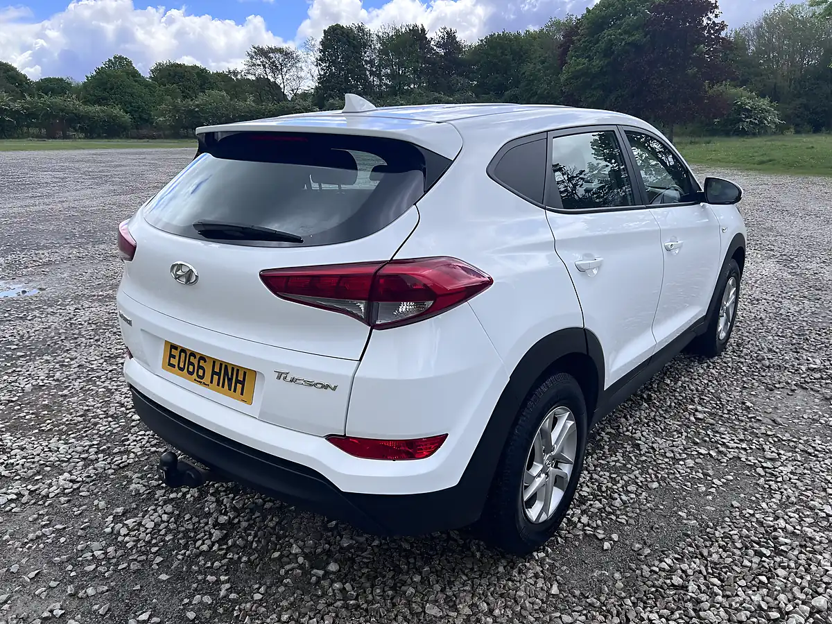 Used 2016 Hyundai Tucson S White - Interior and Exterior details 7