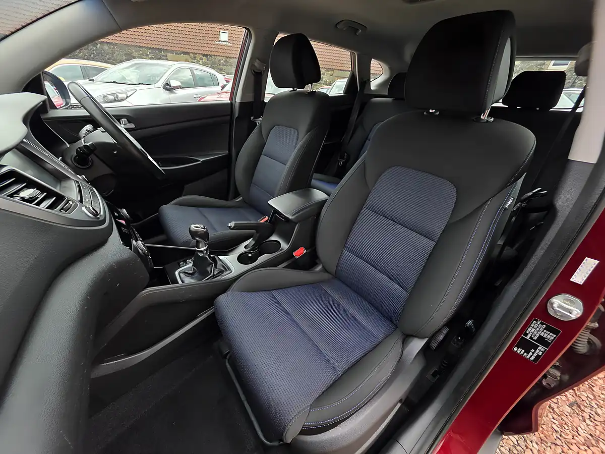 Used 2016 Hyundai Tucson Se Nav Ruby Wine Pearl - Interior and Exterior details 9