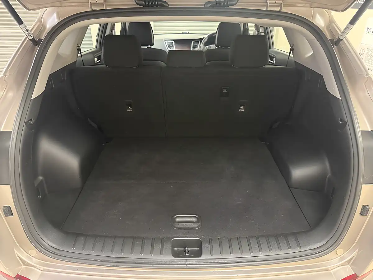 Used 2016 Hyundai Tucson Se Nav White - Interior and Exterior details 15