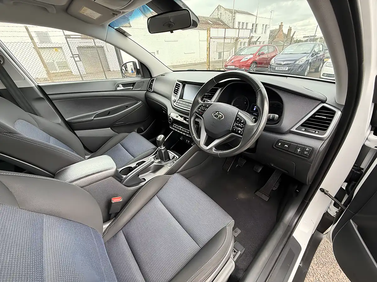 Used 2016 Hyundai Tucson Se Nav White - Interior and Exterior details 9