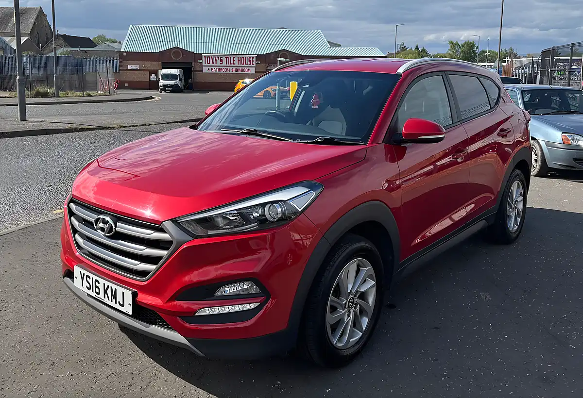 Used 2016 Hyundai Tucson Se Red - Interior and Exterior details 9