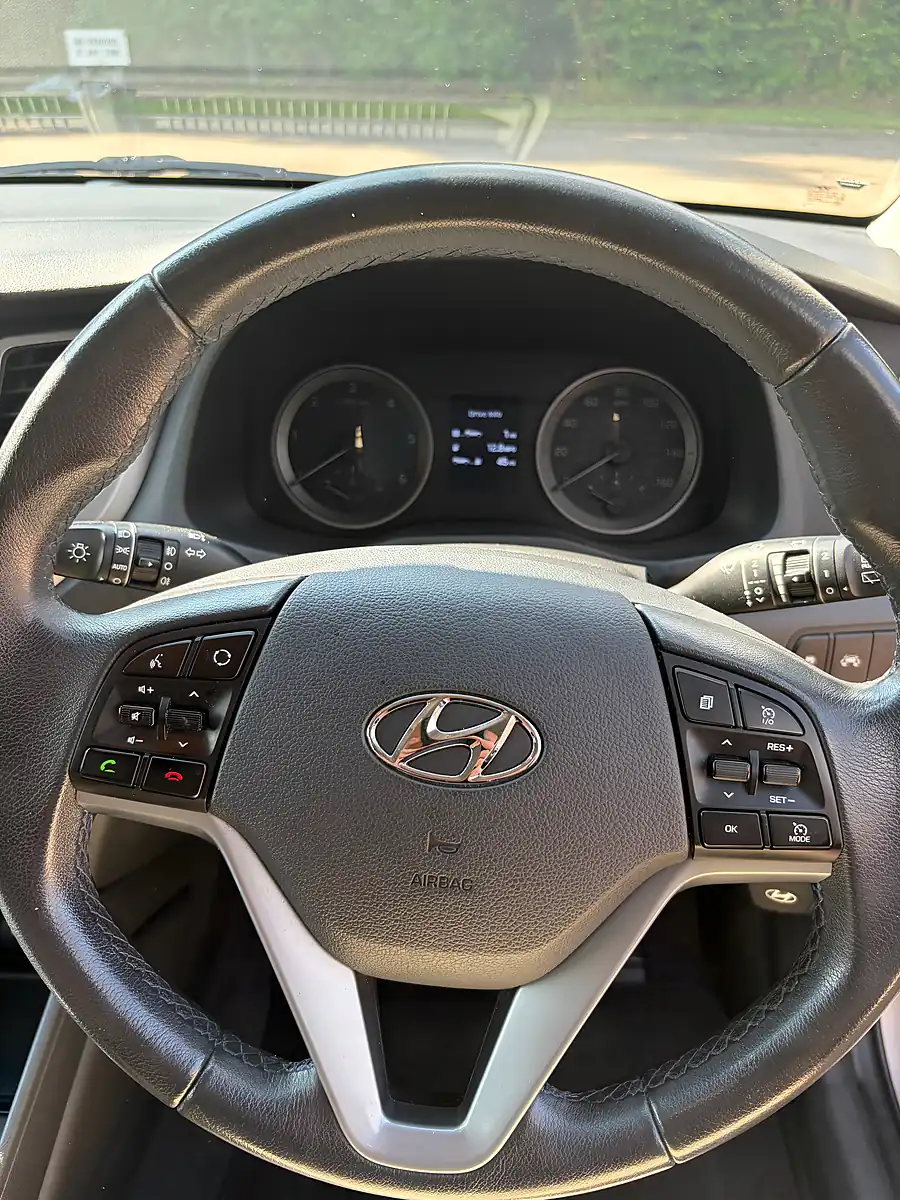 Used 2016 Hyundai Tucson Se White - Interior and Exterior details 13