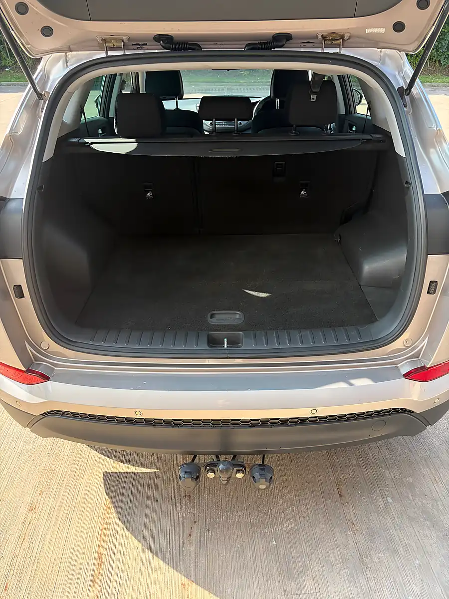 Used 2016 Hyundai Tucson Se White - Interior and Exterior details 4