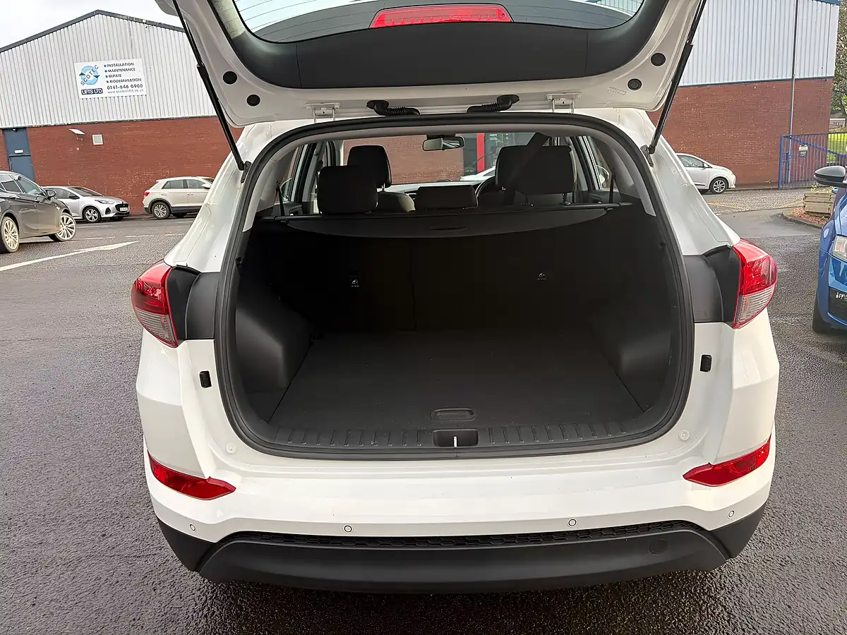 Used 2016 Hyundai Tucson Se White - Interior and Exterior details 10