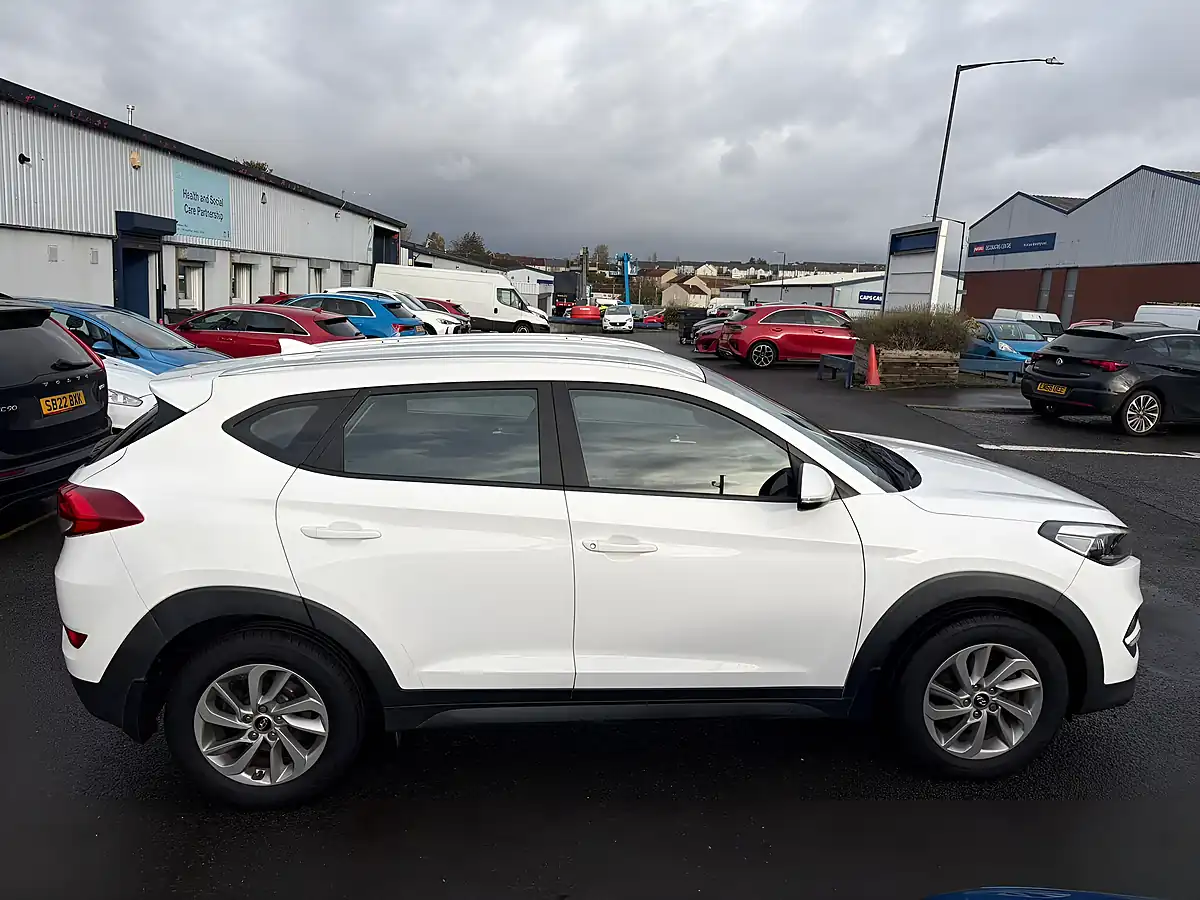 Used 2016 Hyundai Tucson Se White - Interior and Exterior details 11