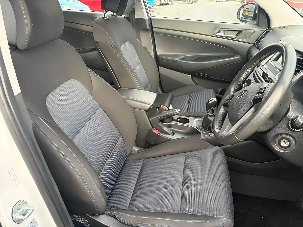 Used 2016 Hyundai Tucson Se White - Interior and Exterior details 12