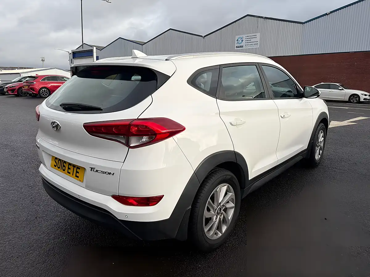 Used 2016 Hyundai Tucson Se White - Interior and Exterior details 8