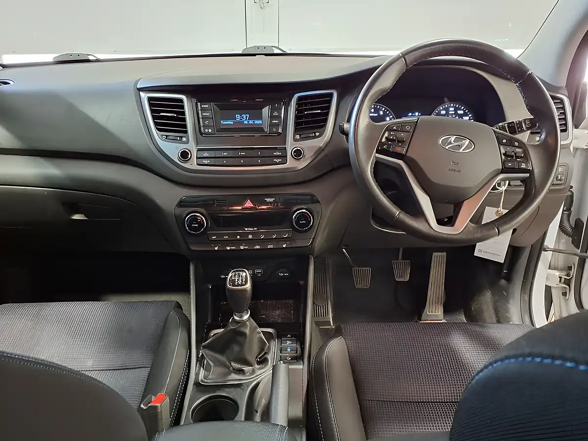 Used 2016 Hyundai Tucson Se White - Interior and Exterior details 5