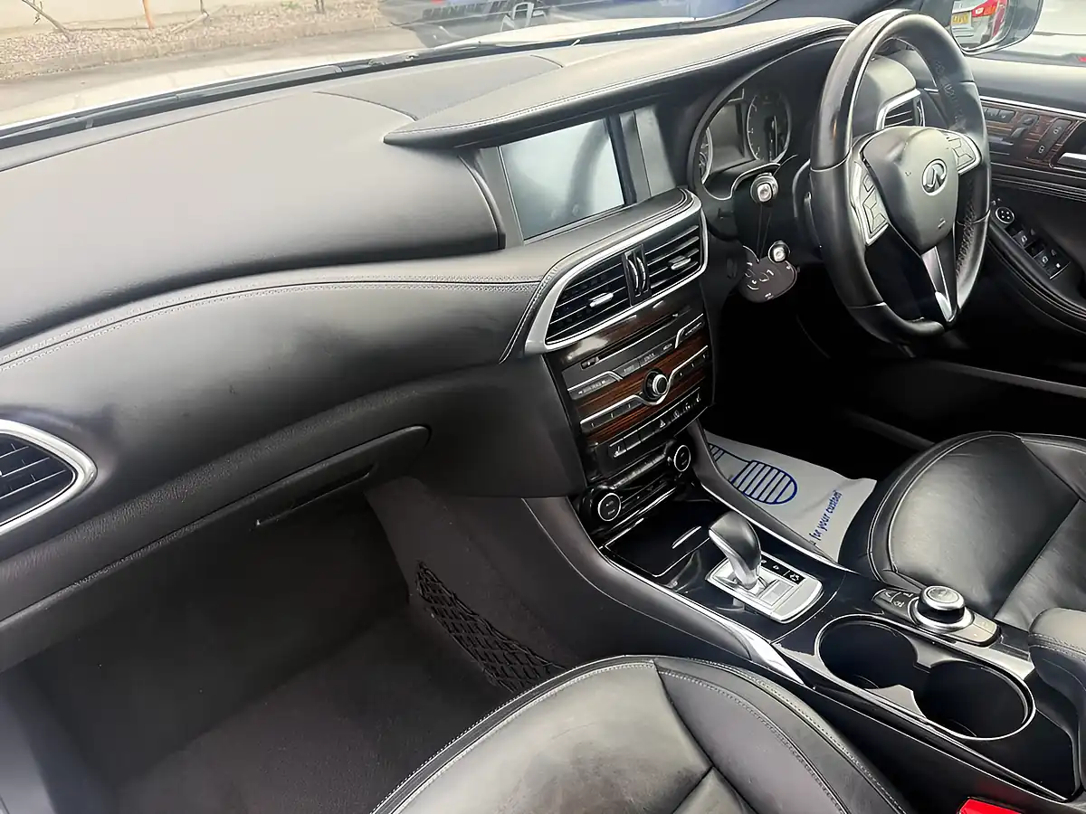 Used 2016 Infiniti Q30 Premium Tech White - Interior and Exterior details 11