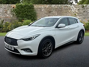 Used 2016 Infiniti Q30 Premium Tech White - Interior and Exterior details 4