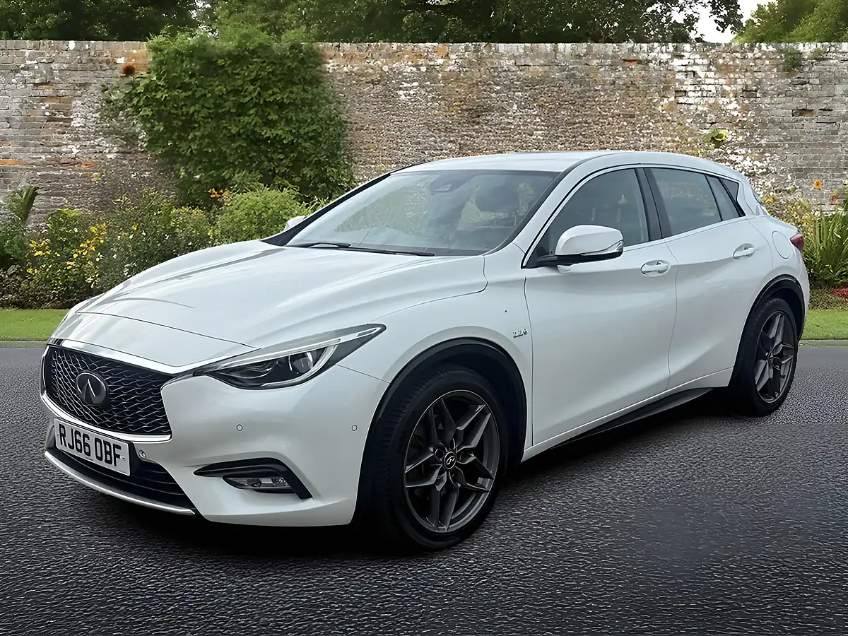 Used 2016 Infiniti Q30 Premium Tech White - Interior and Exterior details 4