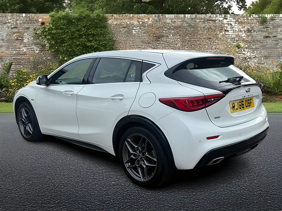 Used 2016 Infiniti Q30 Premium Tech White - Interior and Exterior details 5