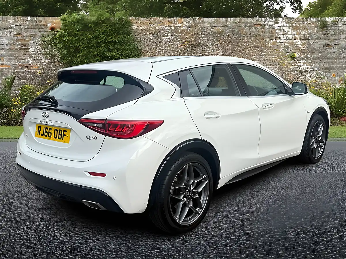 Used 2016 Infiniti Q30 Premium Tech White - Interior and Exterior details 7