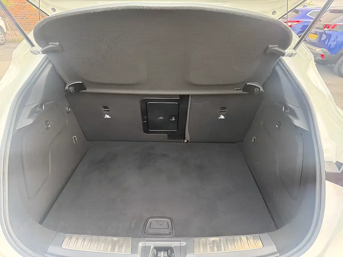 Used 2016 Infiniti Q30 Premium Tech White - Interior and Exterior details 9