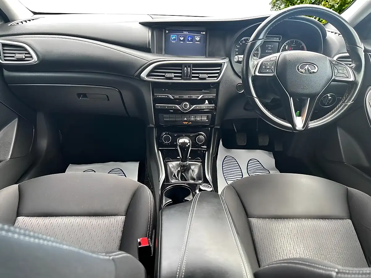 Used 2016 Infiniti Q30 Se Black - Interior and Exterior details 10