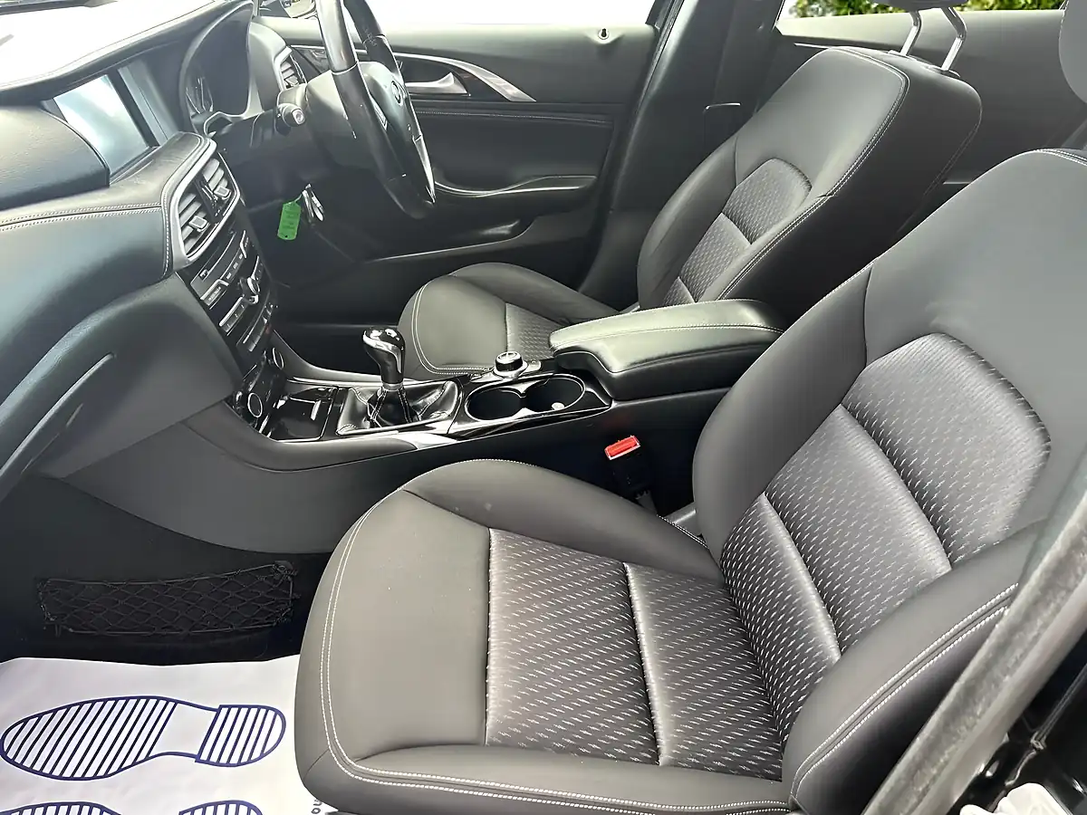 Used 2016 Infiniti Q30 Se Black - Interior and Exterior details 12