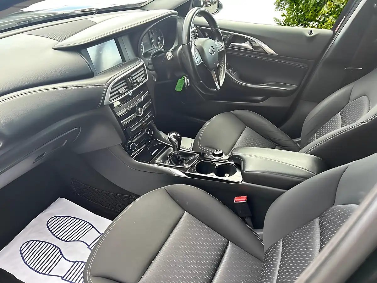 Used 2016 Infiniti Q30 Se Black - Interior and Exterior details 13