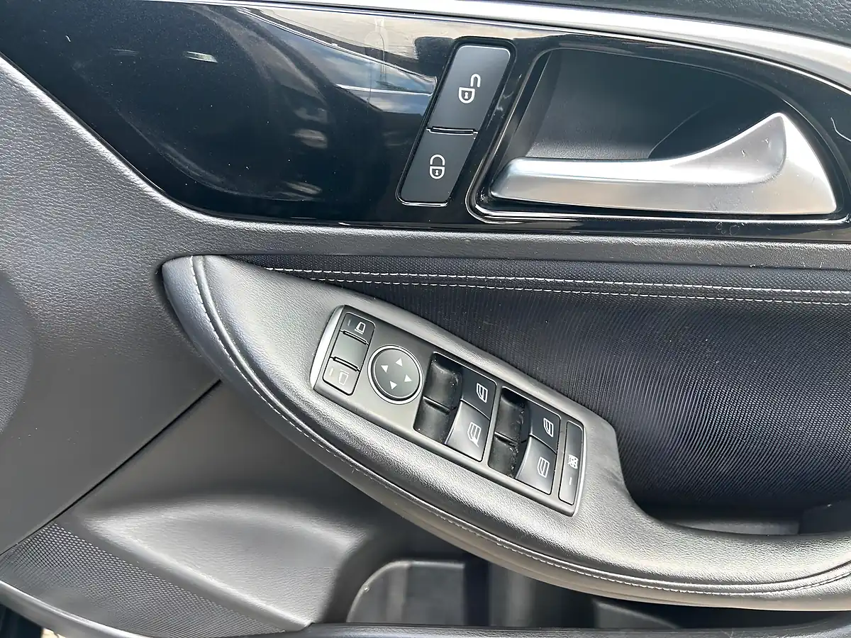 Used 2016 Infiniti Q30 Se Black - Interior and Exterior details 20