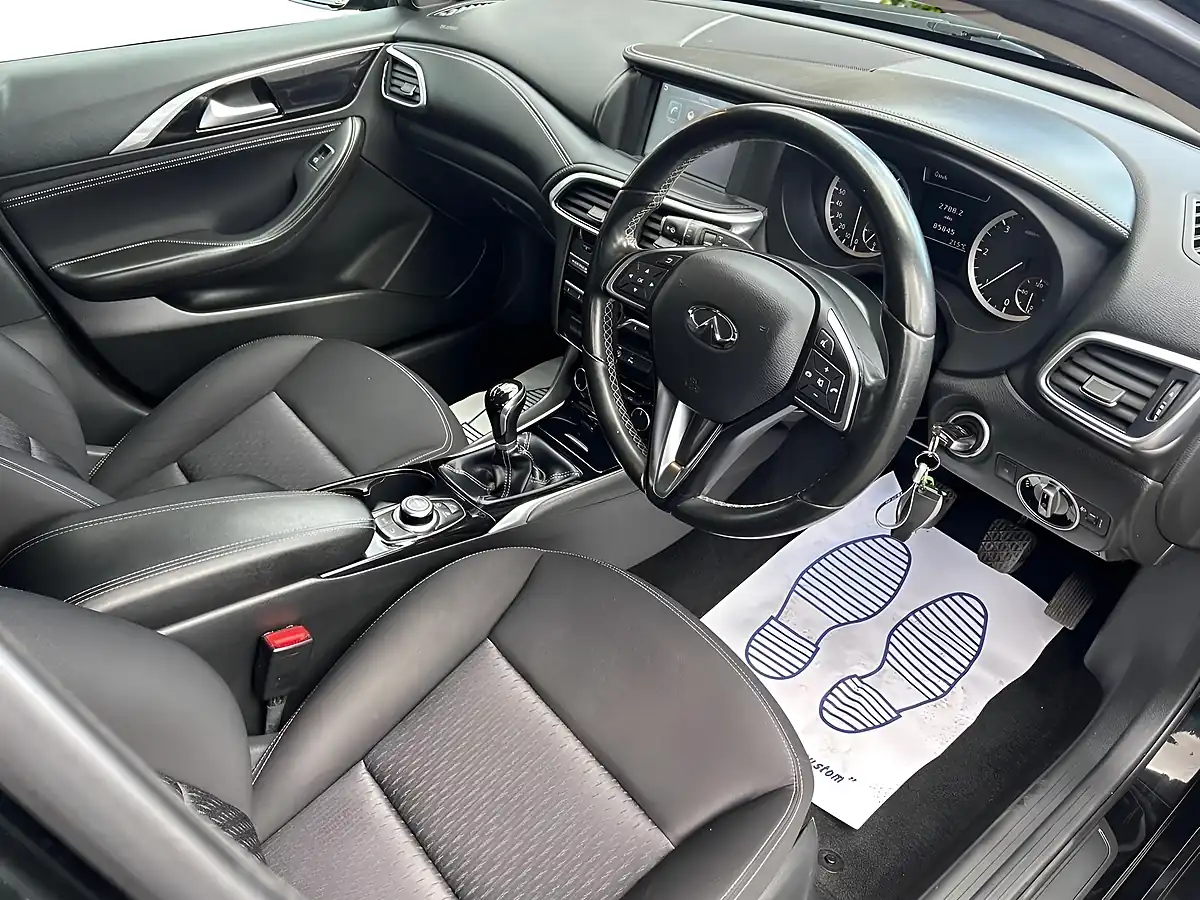 Used 2016 Infiniti Q30 Se Black - Interior and Exterior details 9