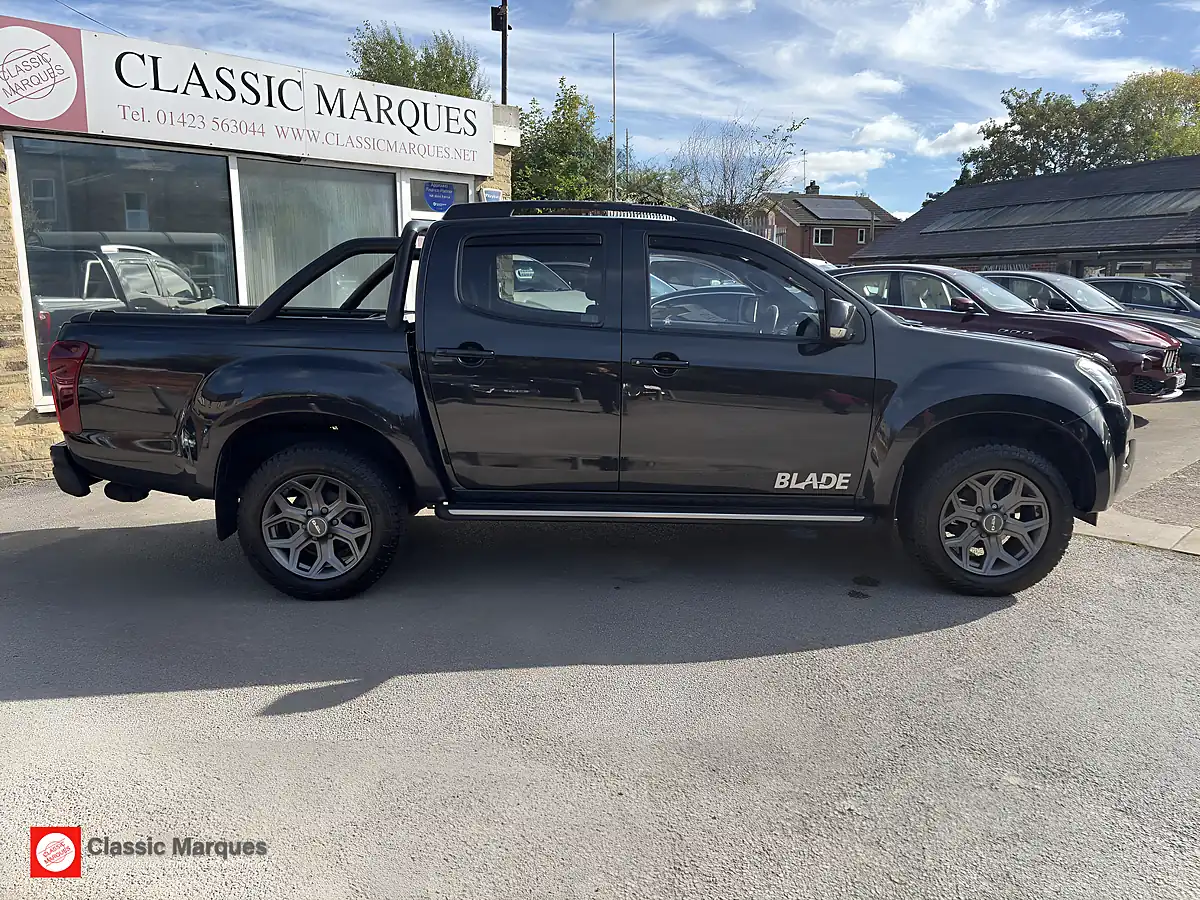 Used 2016 Isuzu D-Max Blade Black - Interior and Exterior details 7