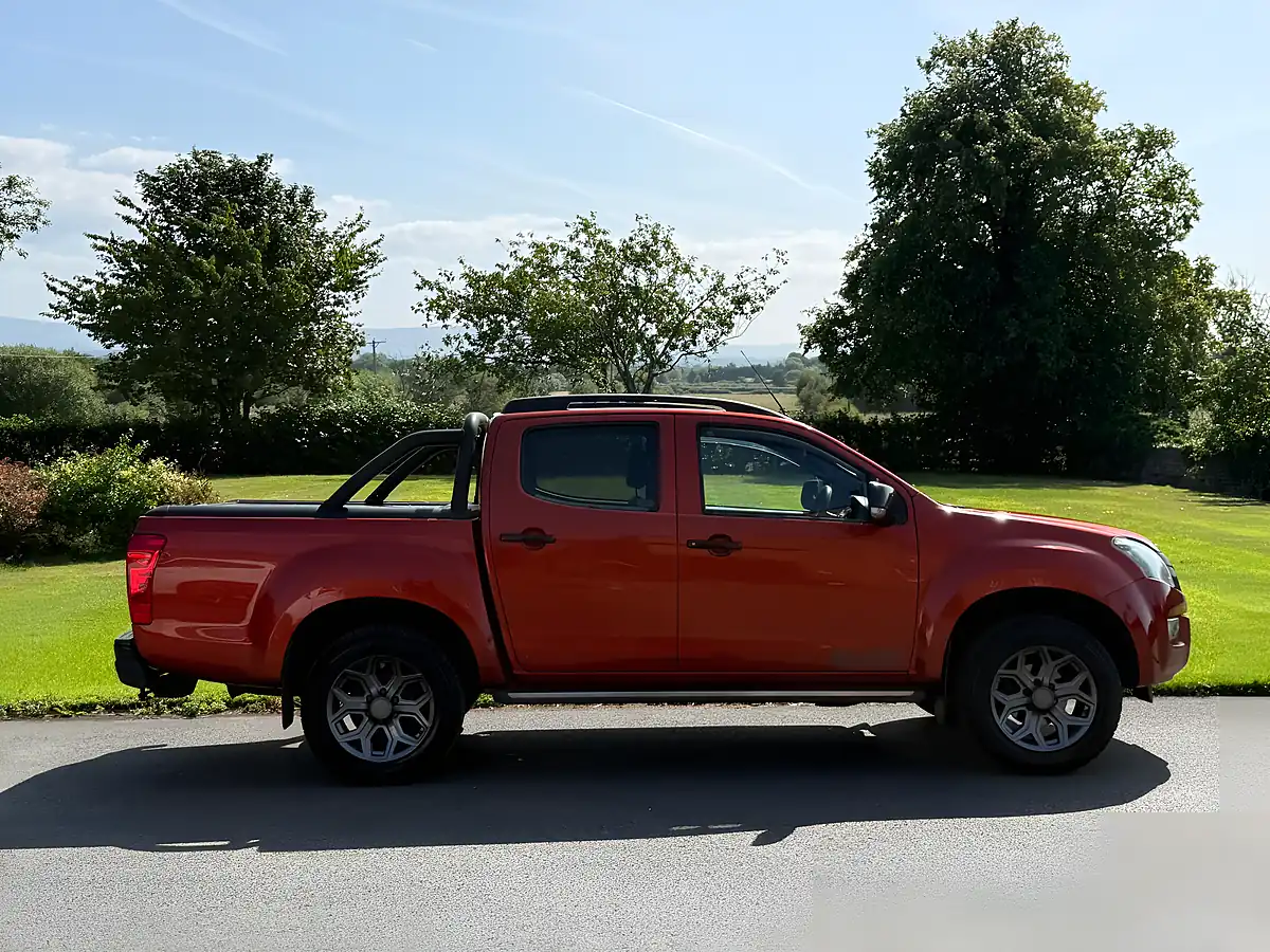 Used 2016 Isuzu D-Max Blade Orange - Interior and Exterior details 5