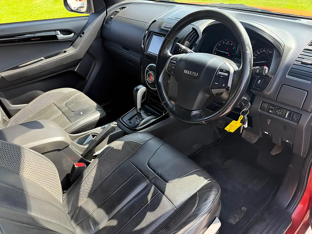Used 2016 Isuzu D-Max Blade Orange - Interior and Exterior details 9