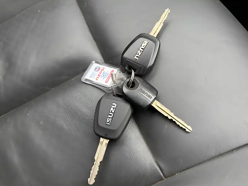Used 2016 Isuzu D-Max Utah Vision Red - Interior and Exterior details 13