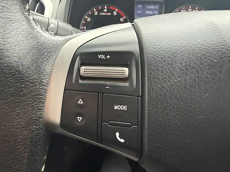 Used 2016 Isuzu D-Max Utah Vision Red - Interior and Exterior details 16