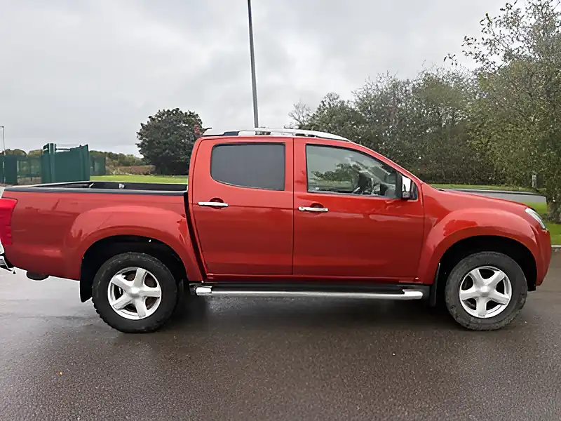 Used 2016 Isuzu D-Max Utah Vision Red - Interior and Exterior details 2