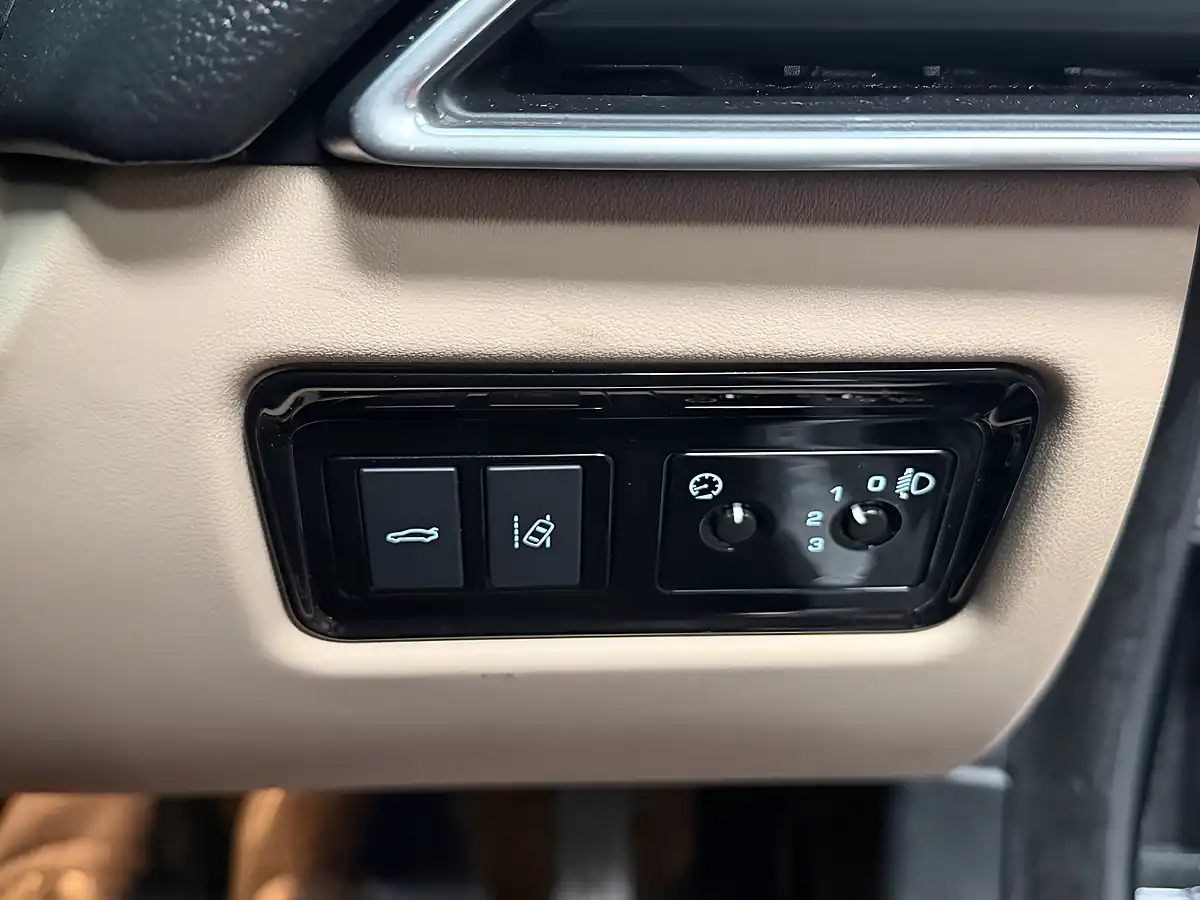 Used 2016 Jaguar Xe Prestige Black - Interior and Exterior details 20