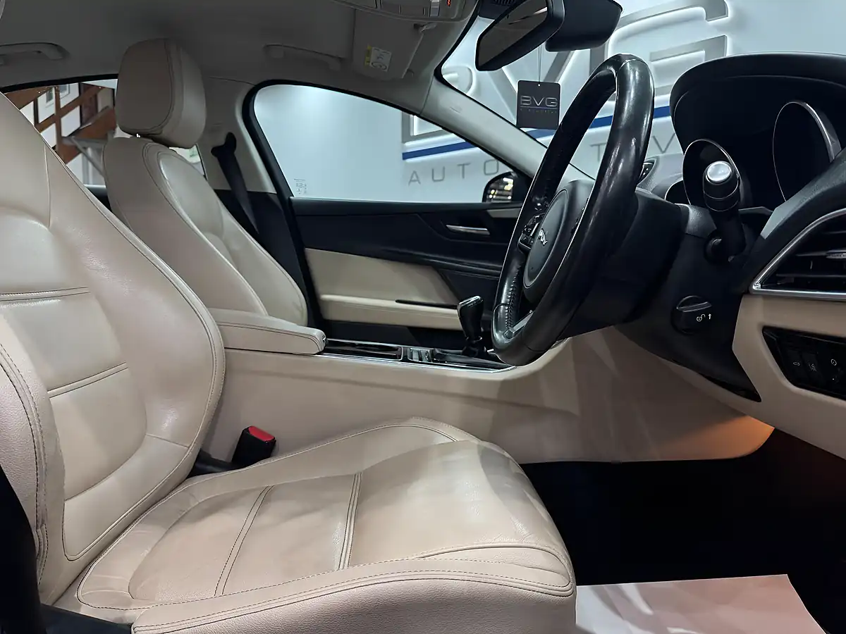 Used 2016 Jaguar Xe Prestige Green - Interior and Exterior details 12