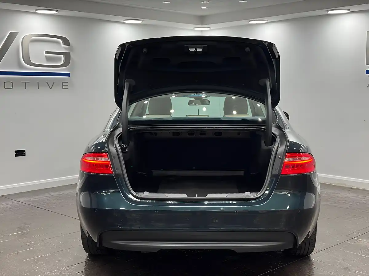 Used 2016 Jaguar Xe Prestige Green - Interior and Exterior details 19