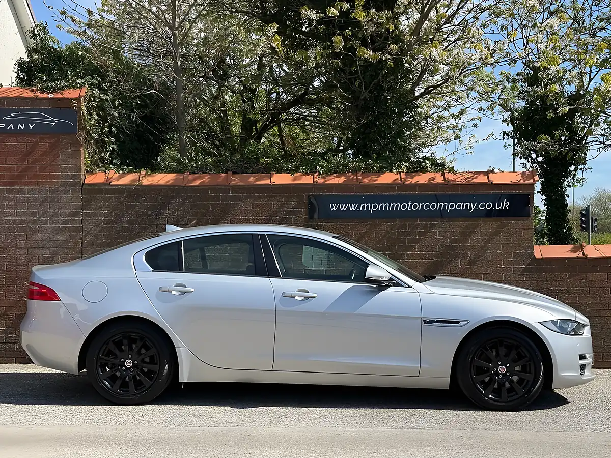 Used 2016 Jaguar Xe Se Silver - Interior and Exterior details 3