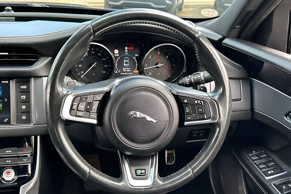 Used 2016 Jaguar Xf R-Sport Santorini Black - Interior and Exterior details 10