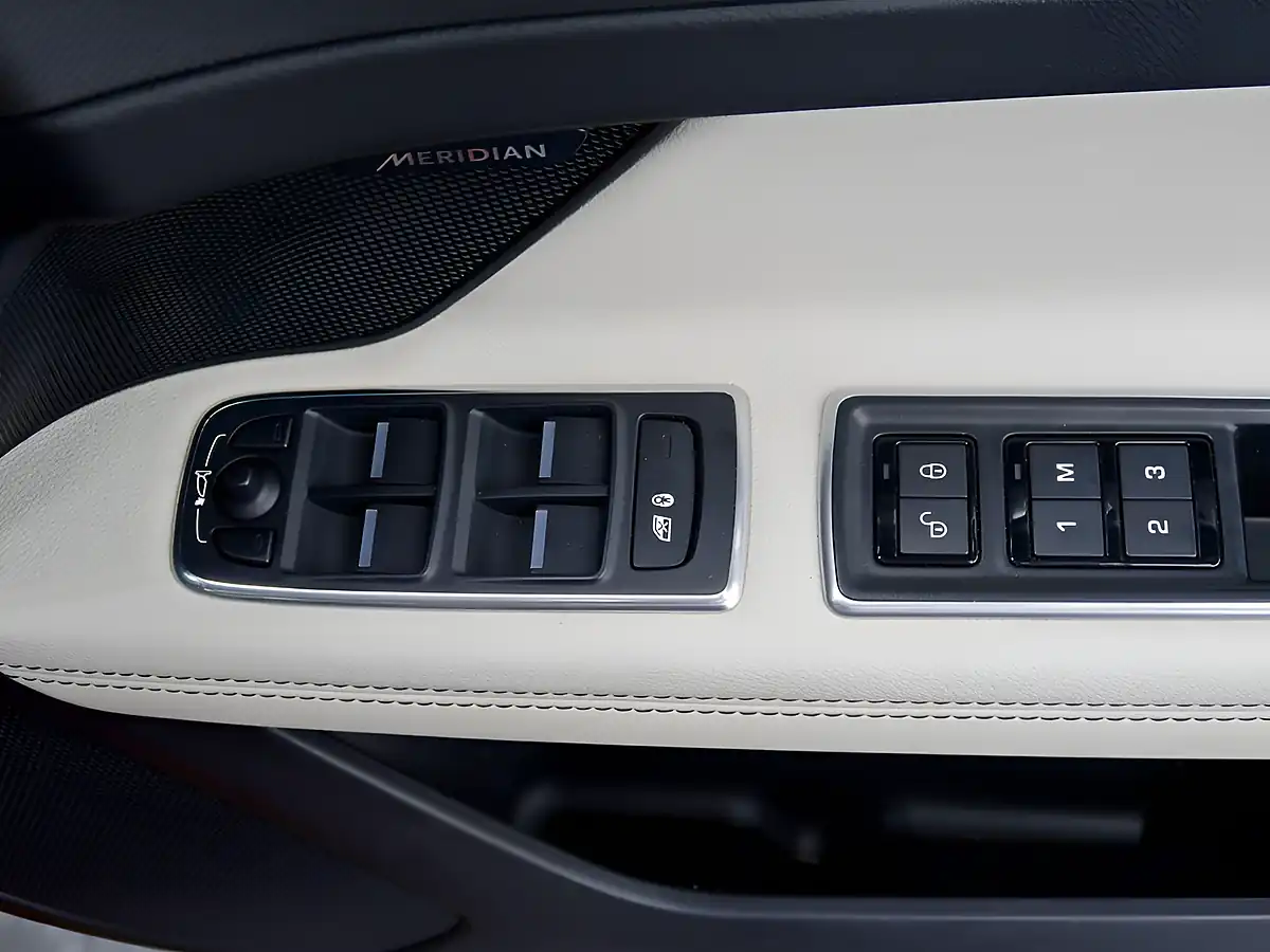 Used 2016 Jaguar Xf S Red - Interior and Exterior details 10