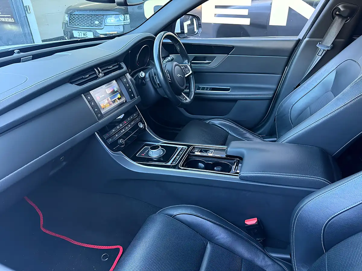 Used 2016 Jaguar Xf S Yulong White - Interior and Exterior details 3