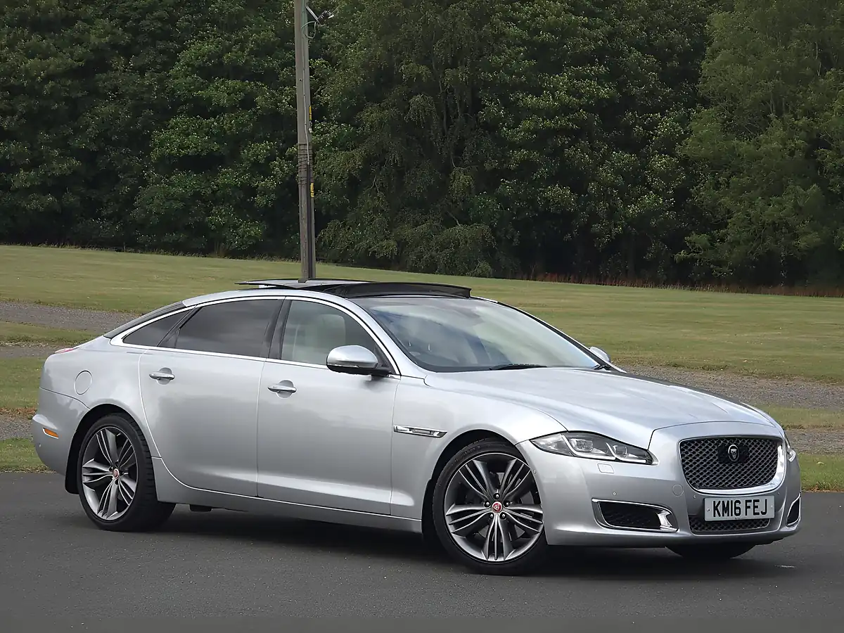 Used 2016 Jaguar Xj Autobiography Rhodium Silver Metallic - Front View