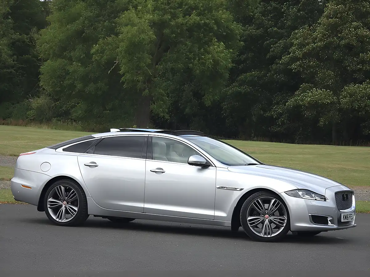 Used 2016 Jaguar Xj Autobiography Rhodium Silver Metallic - Interior and Exterior details 5