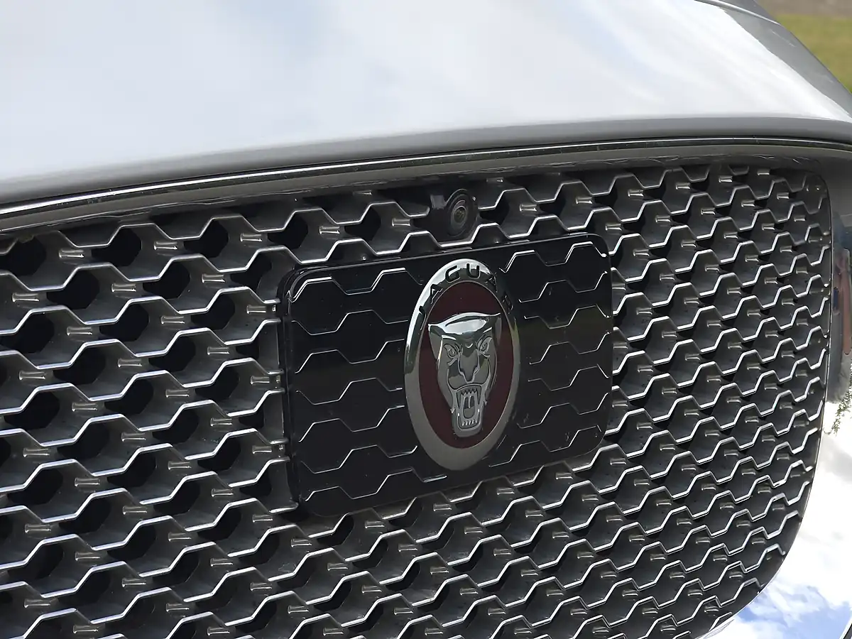 Used 2016 Jaguar Xj Autobiography Rhodium Silver Metallic - Interior and Exterior details 8