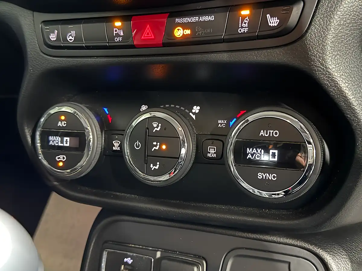 Used 2016 Jeep Renegade Limited White - Interior and Exterior details 10