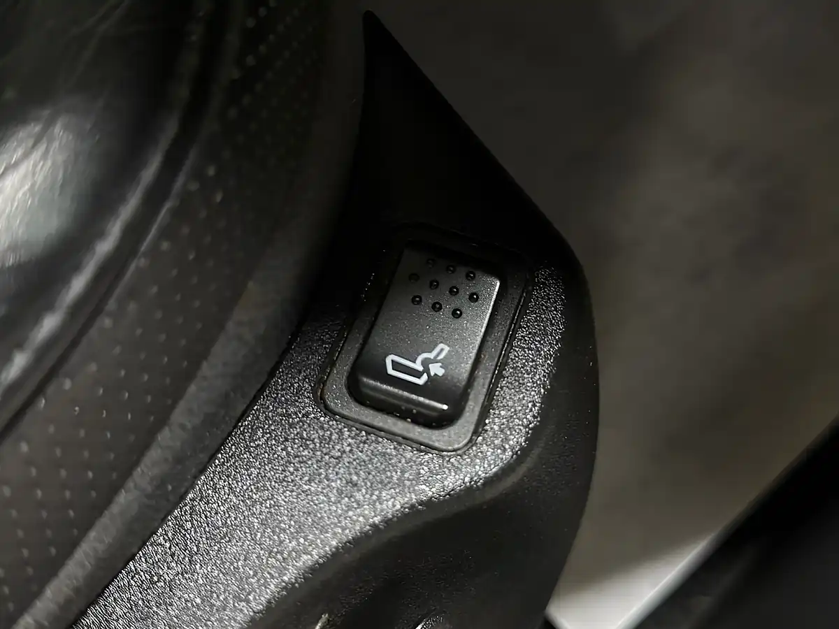 Used 2016 Jeep Renegade Limited White - Interior and Exterior details 16