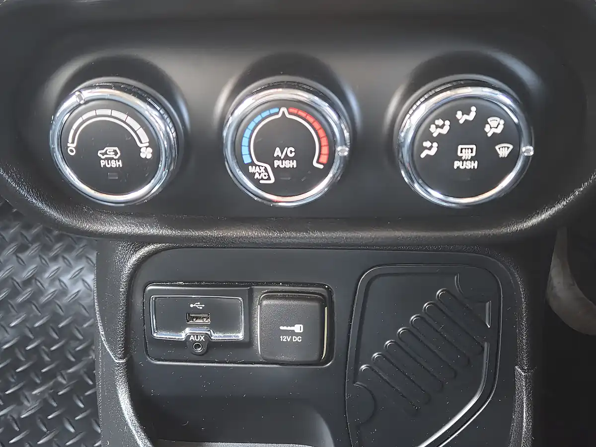 Used 2016 Jeep Renegade Longitude Black - Interior and Exterior details 13