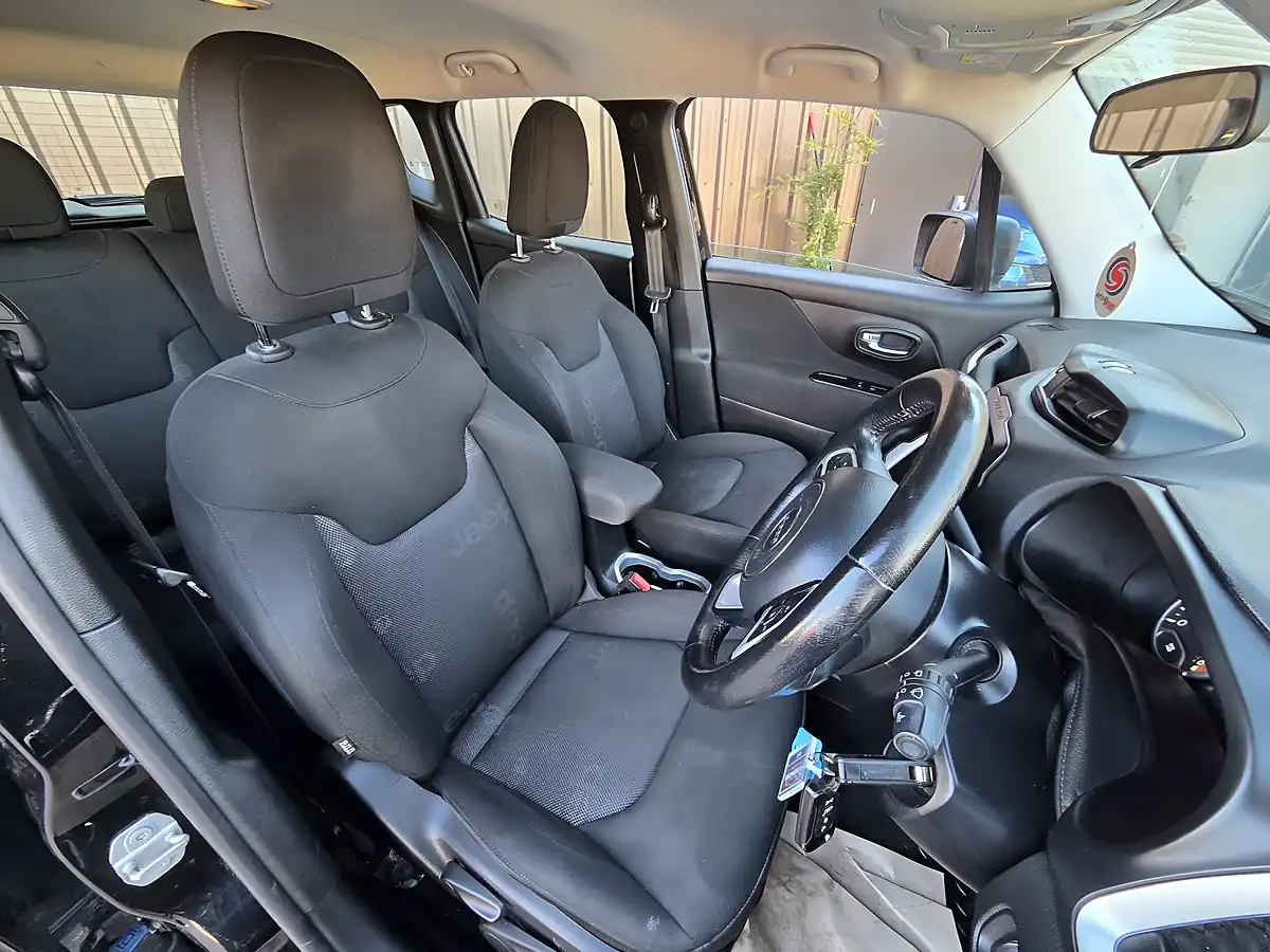 Used 2016 Jeep Renegade Longitude Black - Interior and Exterior details 6