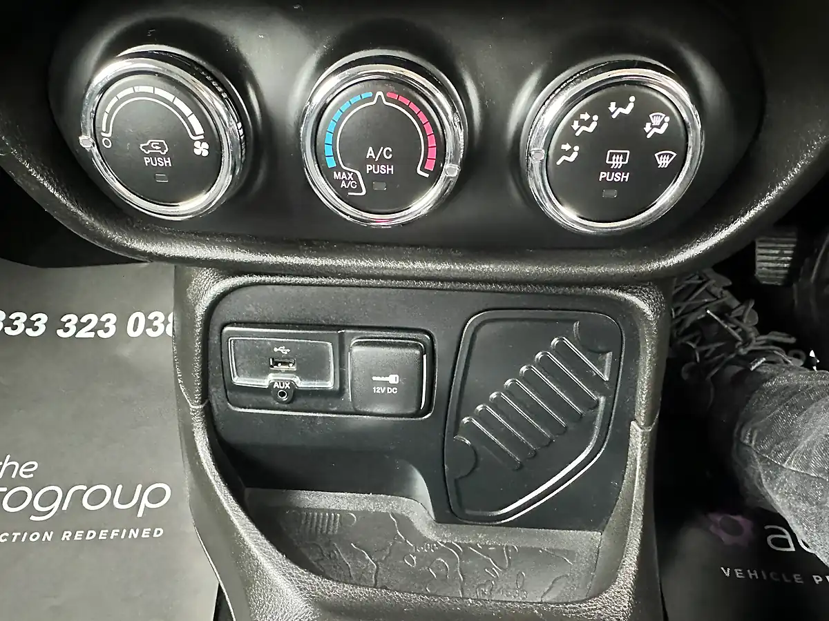 Used 2016 Jeep Renegade Longitude Black - Interior and Exterior details 17