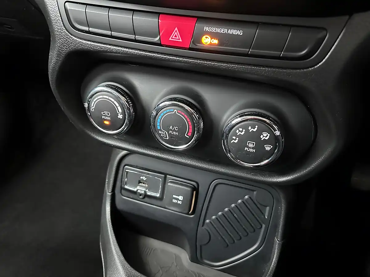 Used 2016 Jeep Renegade Longitude Grey - Interior and Exterior details 12