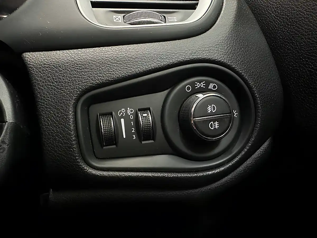 Used 2016 Jeep Renegade Longitude Grey - Interior and Exterior details 15