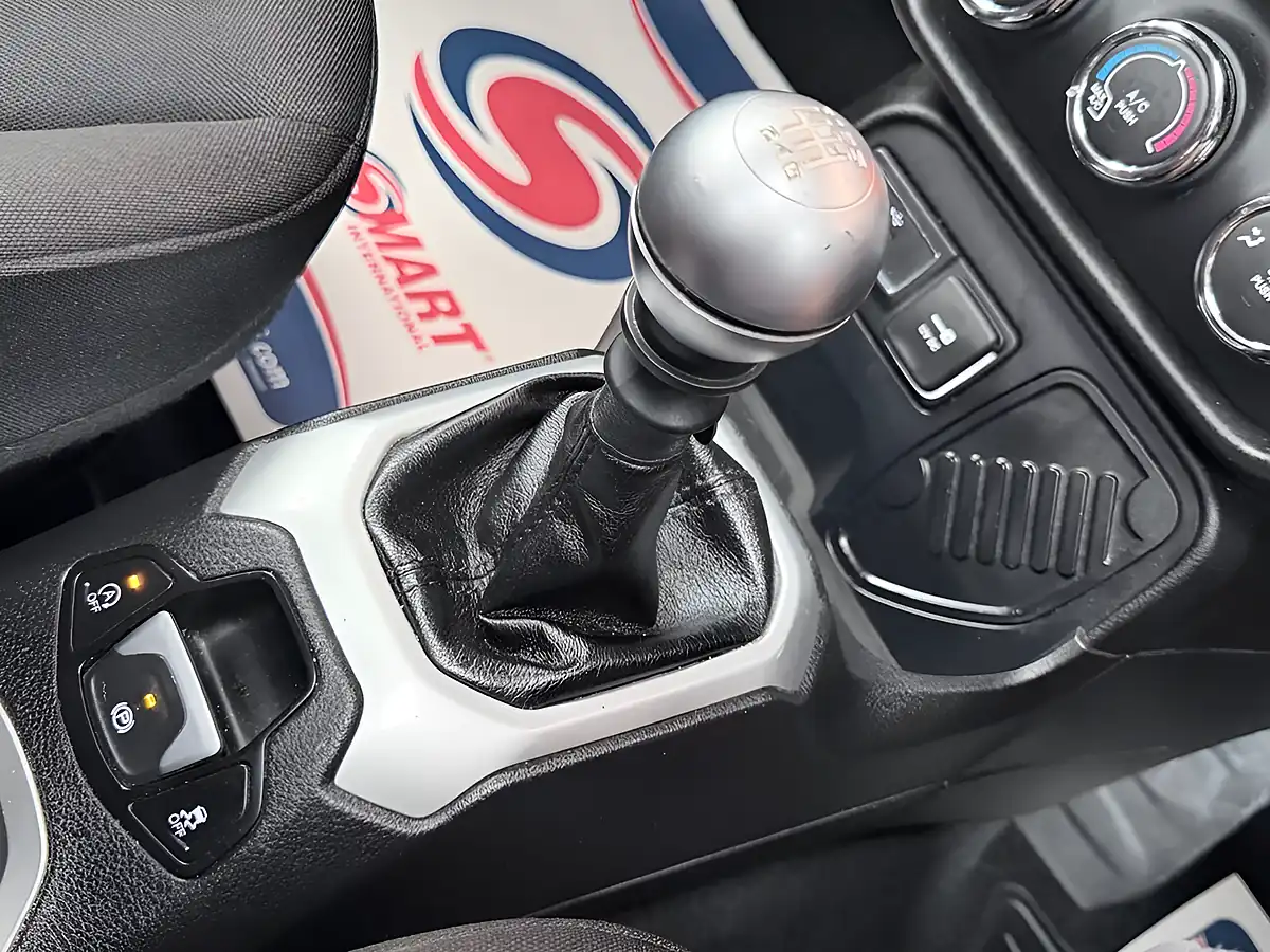 Used 2016 Jeep Renegade Longitude White - Interior and Exterior details 10