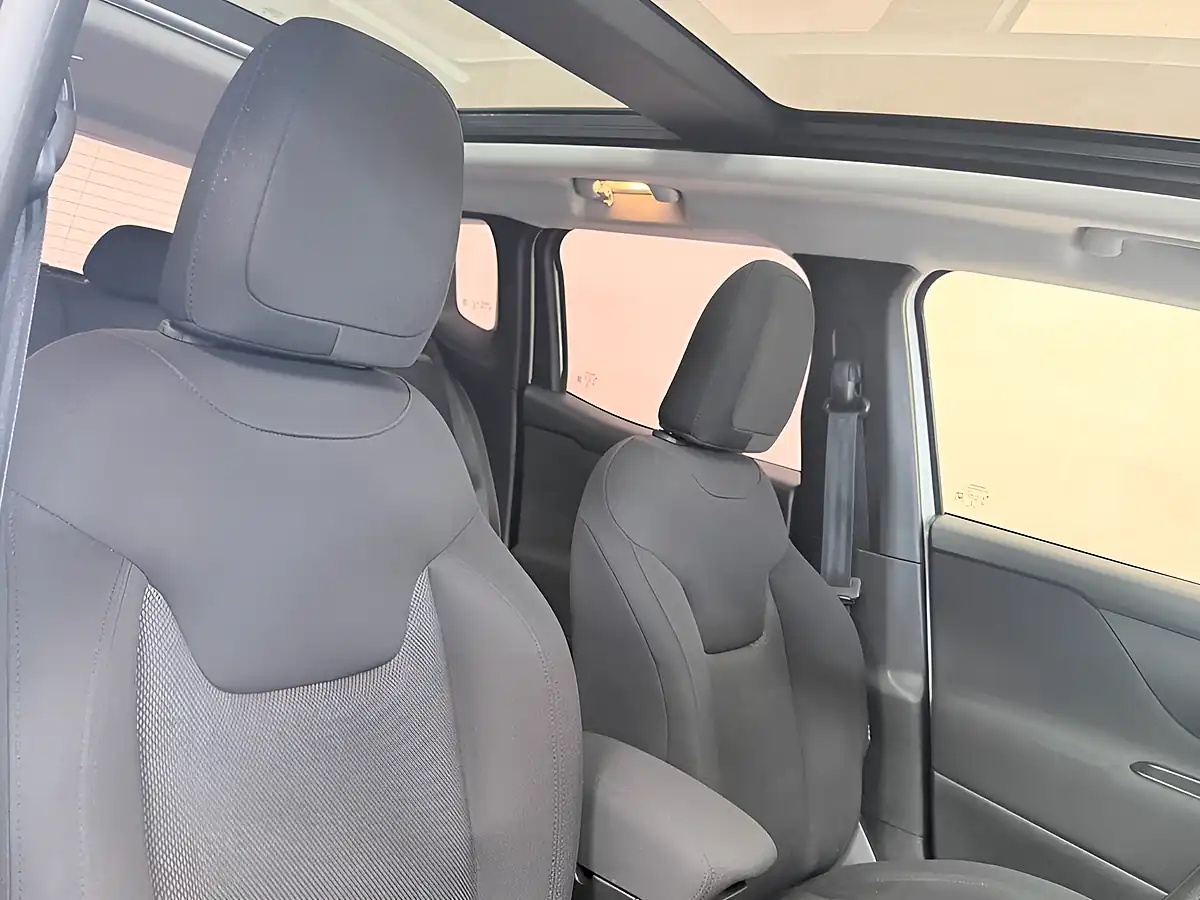 Used 2016 Jeep Renegade Longitude White - Interior and Exterior details 11