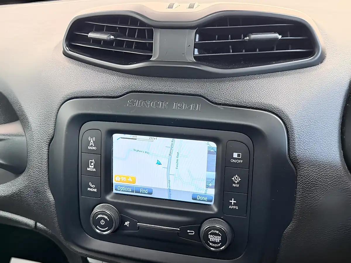 Used 2016 Jeep Renegade Longitude White - Interior and Exterior details 9
